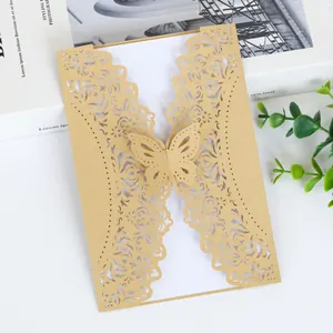 Invito di nozze dorato tagliato al laser caratterizzato da un elegante design a farfalla