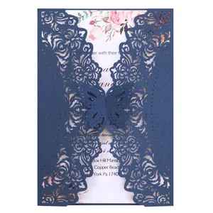 Invito di nozze tagliato al laser blu navy con farfalla e motivi floreali per feste.