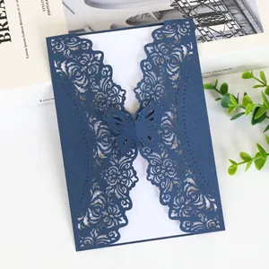 Primo piano dell'elegante invito blu navy tagliato al laser con chiusura a farfalla