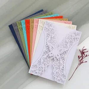 Inviti di nozze colorati tagliati al laser con fibbia a farfalla e motivi floreali traforati