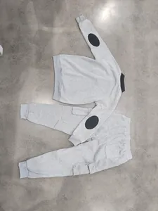 Detail des grauen Herren-Trainingsanzugs mit Cargo-Hose und Ellbogen-Aufnähern.