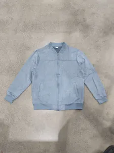 Blouson aviateur en daim bleu clair pour homme avec col côtelé et fermeture éclair.