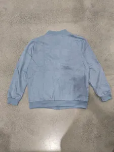 Vue arrière détaillée d'un blouson aviateur en daim bleu clair avec bords-côtes