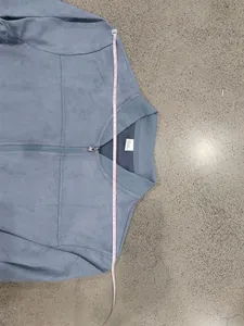 Vue détaillée montrant la mesure de la poitrine d'un blouson aviateur en daim bleu