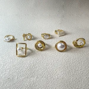Vue détaillée de l'ensemble de bagues en or vintage avec de superbes perles blanches