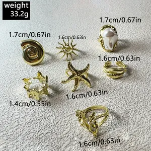 Vue détaillée du lot de bagues dorées avec motifs étoile de mer et soleil avec mesures