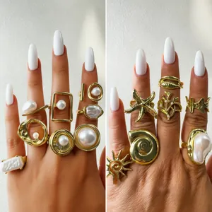 Ensemble de bagues géométriques dorées avec perles irrégulières et motifs marins vintage
