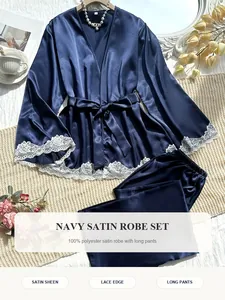 Dettaglio del set vestaglia in raso blu navy con pizzo elegante e pantaloni lunghi