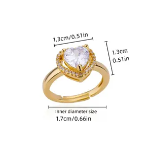 Detailansicht eines vergoldeten verstellbaren Rings mit herzförmigem weißem Zirkon