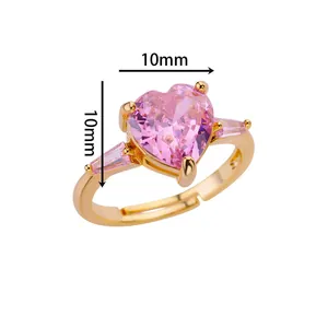 Detailansicht des 10mm rosa herzförmigen Steins auf vergoldetem Ring