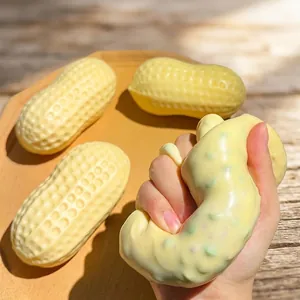 Jouet anti-stress souple en forme de cacahuète montrant sa texture et sa sensation élastique