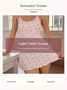 Détail du tissu seersucker léger avec imprimé floral rose pour une chemise de nuit.