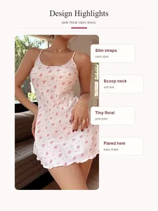 Détail de la chemise de nuit rose à fleurs avec col dégagé et un ourlet évasé