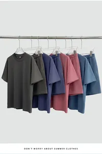 Ποικιλία από vintage πλυμένα oversized μπλουζάκια και σορτς σε κρεμάστρα ρούχων