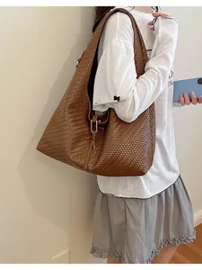 Grote bruine geweven leren hobo tas voor dames met een minimalistisch en chic ontwerp
