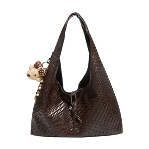 Grote donkerbruine geweven leren schoudertas met een schattige teddybeer bedel accessoire