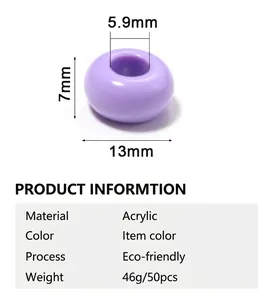 Dettaglio macro di una perla acrilica viola da 13 mm con dimensioni del foro per gioielli DIY