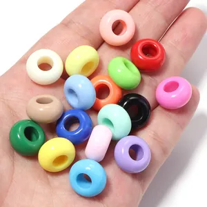 Primo piano di perline acriliche colorate con foro grande da 13 mm per fai da te.