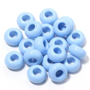 Dettaglio di perle rotonde in acrilico azzurro da 13 mm con foro grande per gioielli fai da te