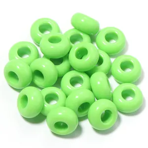Primo piano di perline in acrilico verde lime da 13 mm con foro grande per gioielli