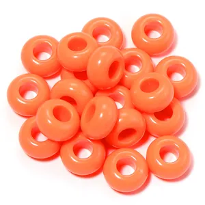 Primo piano di perle in acrilico arancione da 13 mm con foro grande per gioielli fai-da-te
