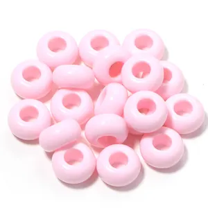 Vista dettagliata di perle in acrilico rosa da 13mm con foro grande per gioielli DIY.