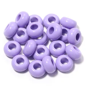 Vista dettagliata di perle in acrilico viola da 13mm con foro grande per bigiotteria.