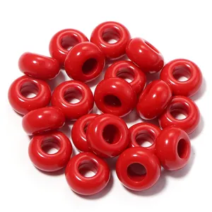 Primo piano di perle acriliche rosse lucide da 13 mm con foro grande per fai da te