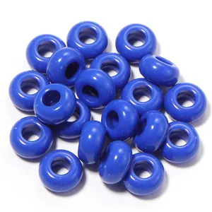 Dettaglio macro di perle in acrilico blu brillante da 13 mm con foro grande per fai-da-te
