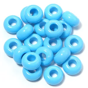 Primo piano di perline in acrilico blu da 13mm con foro grande per gioielli fai da te.