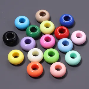 Vista dettagliata di perle acriliche colorate da 13mm con foro grande per gioielli DIY
