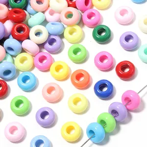 Dettaglio ravvicinato di perle acriliche colorate da 13 mm con foro grande per gioielli