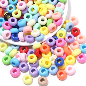Primo piano dettagliato di perle acriliche da 13mm con foro grande per gioielli