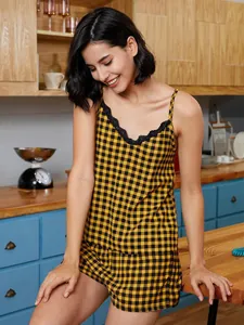 Set pigiama giallo a scacchi con canotta e pantaloncini con pizzo nero rifinito