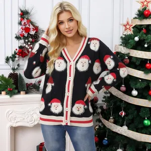Nahaufnahme des detaillierten Weihnachtsmann-Jacquardmusters auf einem warmen Strickcardigan