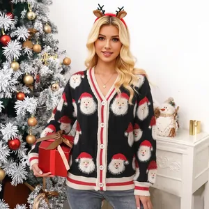 Detail der Weihnachtsstrickjacke für Damen mit Weihnachtsmann-Mustern und rotem Geschenk