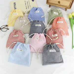 Collection de pochettes de rangement à carreaux et cordon en diverses couleurs