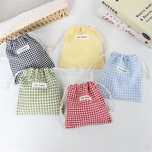 Cinq pochettes à cordon à carreaux colorés pour organiser vos articles de voyage ou maquillage