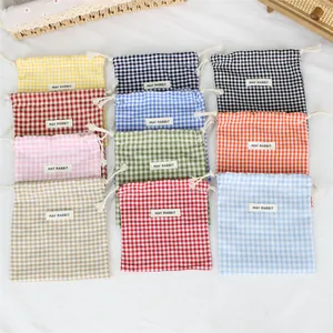 Collection de pochettes à cordon en coton vichy colorées pour un rangement divers