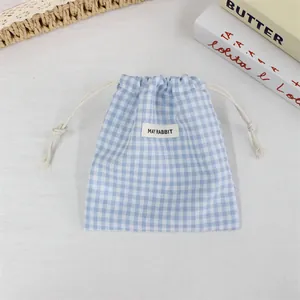 Vue détaillée d'un sac de rangement à carreaux bleu clair avec étiquette MAY RABBIT
