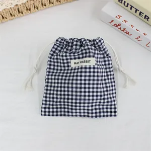 Vue détaillée du sac de rangement à cordon vichy bleu et blanc avec étiquette May Rabbit