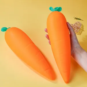 Gedetailleerd macrozicht van een extra grote oranje wortel squishy in de hand