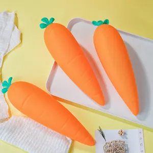 Gedetailleerd macro-overzicht van drie oranje wortelvormige knijpspeeltjes voor stressverlichting