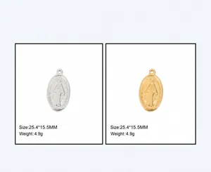 Nahaufnahme von ovalen religiösen Anhängern aus Edelstahl in Silber und Gold