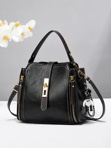 Elegante borsa a secchiello nera da donna con ciondolo a orso e chiusura vintage oro