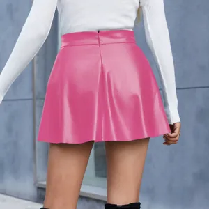 Minigonna a pieghe in pelle sintetica rosa fucsia a vita alta da donna, look sexy.