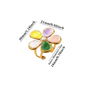 Schema di misurazione dettagliato di un anello a fiore colorato in finitura oro