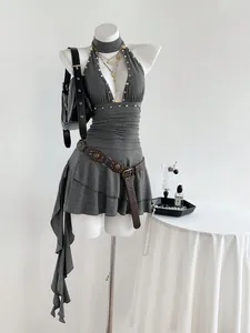 Detalle del vestido gris sin mangas con tachuelas y dobladillo con volantes