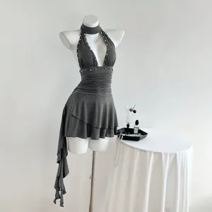 Vestido halter gris sexy sin mangas con tachuelas en un maniquí blanco de estudio