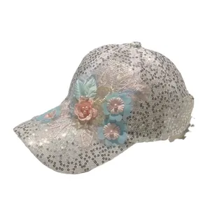 Elegante cappello da baseball con paillettes bianche, fiori in pizzo e accenti di perle